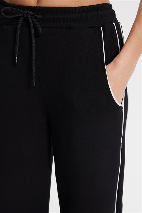 Kadın Relax Fit Rahat Kesim Beli Bağcıklı Lastikli Şerit Detaylı Çift Cepli Siyah Pantolon
