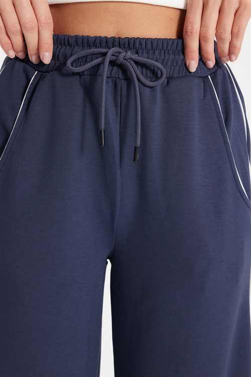 Kadın Relax Fit Rahat Kesim Beli Bağcıklı Lastikli Şerit Detaylı Çift Cepli Lacivert Pantolon