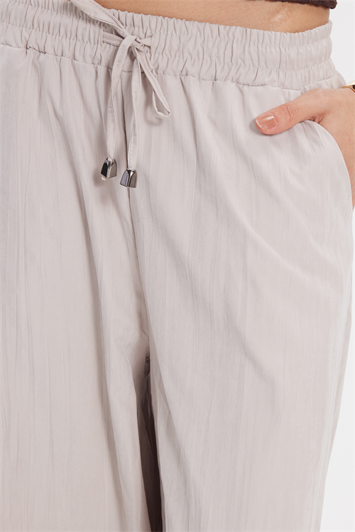 Kadın Relax Fit Rahat Kesim Beli Bağcıklı Lastikli Yumuşak Dokulu Çift Cepli Bej Pantolon