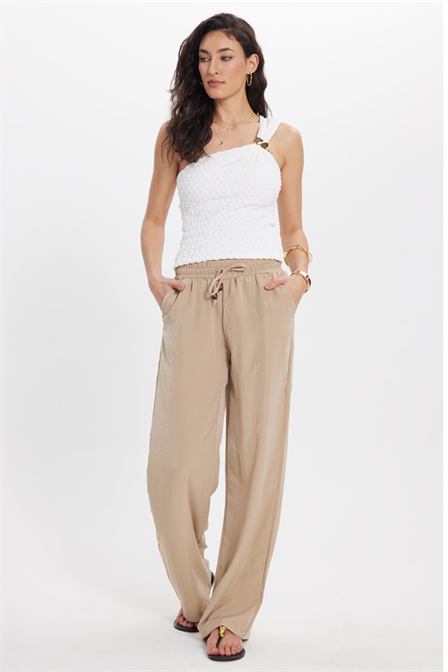 Kadın Relax Fit Rahat Kesim Beli Bağcıklı Lastikli Düğme Detaylı Çift Cepli Bej Pantolon