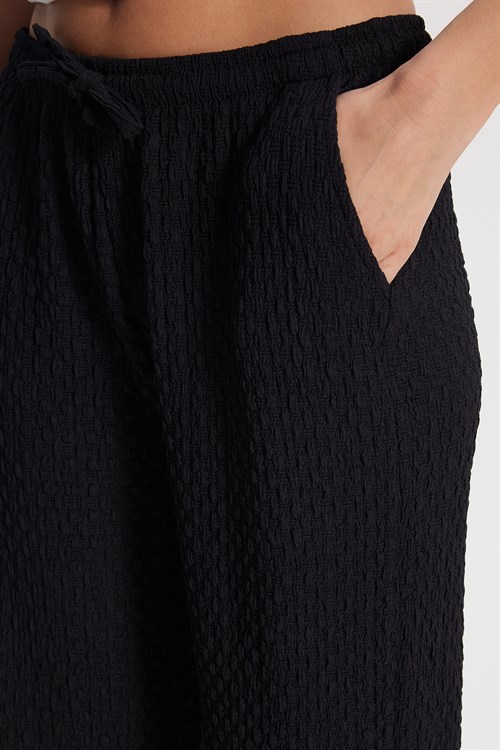 Kadın Relax Fit Rahat Kesim Beli Bağcıklı Lastikli Dokulu Çift Cepli Siyah Pantolon
