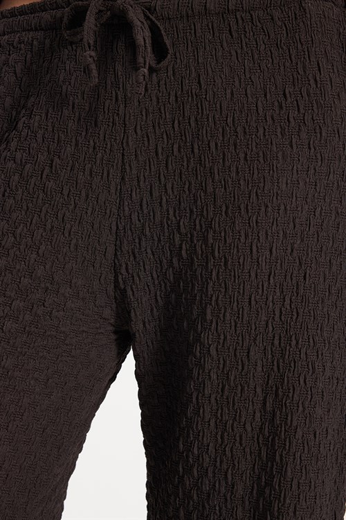 Kadın Relax Fit Rahat Kesim Beli Bağcıklı Lastikli Dokulu Çift Cepli Kahverengi Pantolon