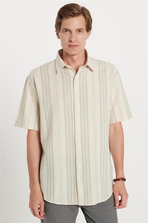Erkek Relax Fit Rahat Kesim Kısa Kollu Çizgili Spor Yaka Gömlek