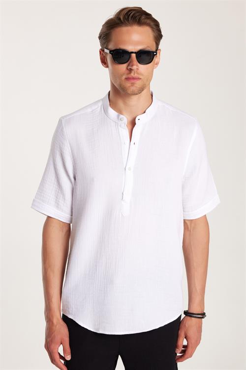 Erkek Regular Fit Rahat Kesim Oversize Müslin Kumaş Yarım Patlı Kısa Kollu Hakim Yaka Beyaz Gömlek