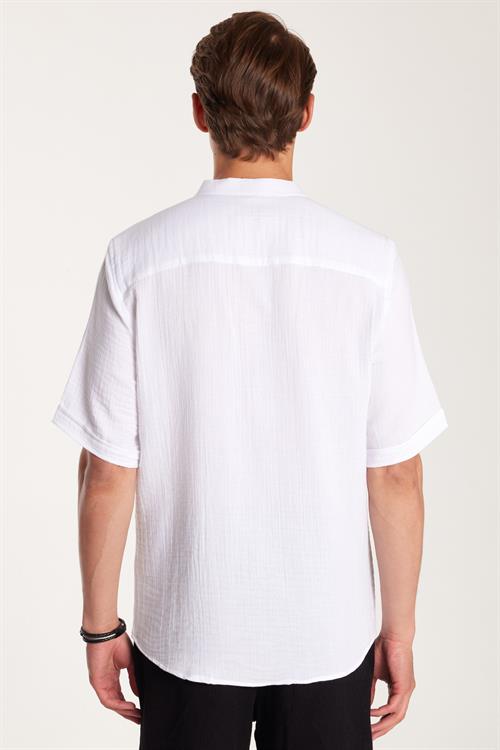 Erkek Regular Fit Rahat Kesim Oversize Müslin Kumaş Yarım Patlı Kısa Kollu Hakim Yaka Beyaz Gömlek