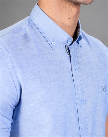 Erkek Slim Fit Dar Kesim Kısa Kollu Pamuklu Oxford Doku Sax Mavi Düğmeli Yaka Gömlek