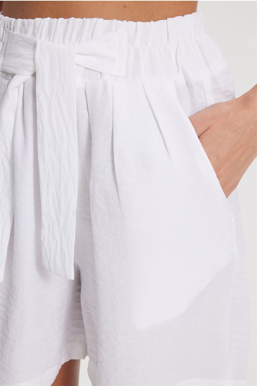 Kadın Standart Fit Normal Kesim Beli Kuşaklı Lastikli Keten Görünümlü Çift Cepli Beyaz Şort