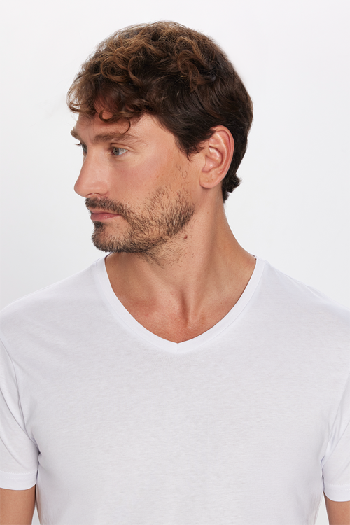 Erkek Slim Fit Dar Kesim %100 Pamuk Yumuşak Dokulu Beyaz V Yaka Tişört
