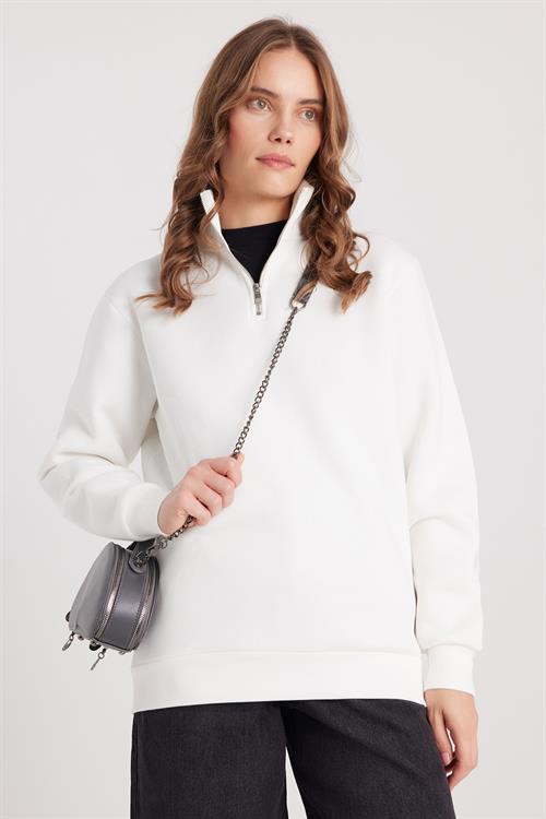 Kadın Relax Fit Rahat Kesim Pamuklu İçi Polarlı Yarım Fermuarlı Beyaz Dik Yaka Sweatshirt