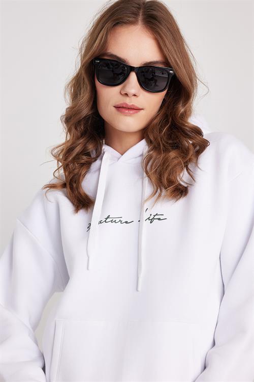 Kadın Oversize Geniş Kesim Pamuklu Yumuşak Dokulu İçi Polarlı Baskılı Beyaz Kapüşonlu Sweatshirt
