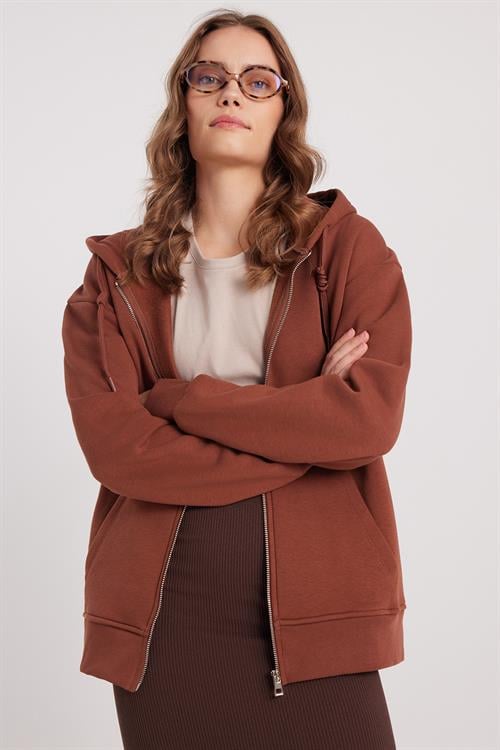 Kadın Relax Fit Rahat Kesim Pamuklu İçi Polarlı Çift Cepli Fermuarlı Kahverengi Kapüşonlu Sweatshirt