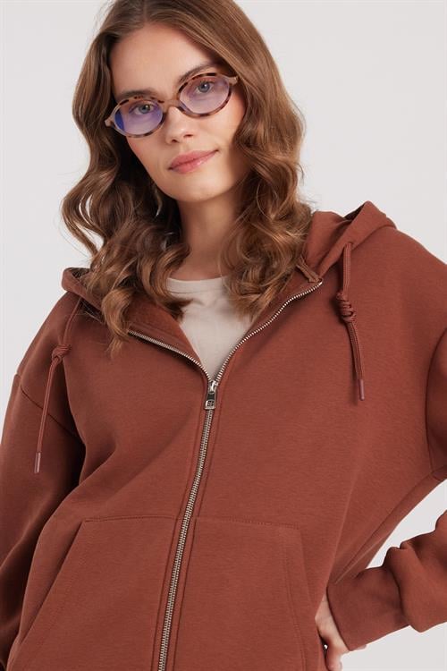 Kadın Relax Fit Rahat Kesim Pamuklu İçi Polarlı Çift Cepli Fermuarlı Kahverengi Kapüşonlu Sweatshirt