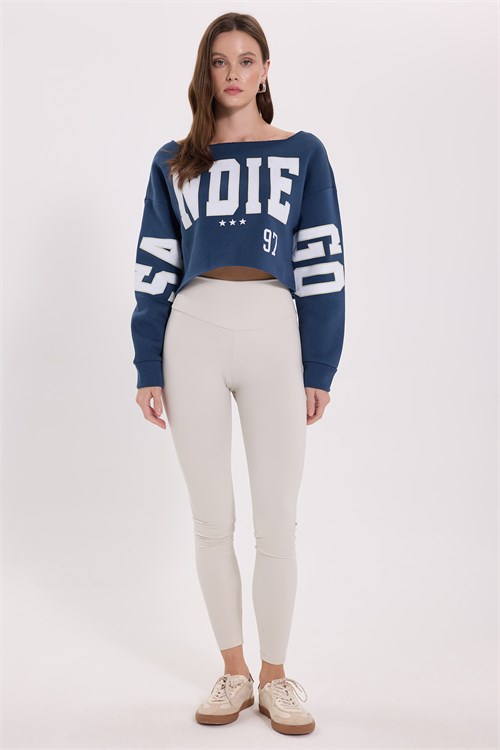 Kadın Oversize Geniş Kesim Kayık Yaka Baskılı İndigo Crop Sweatshirt