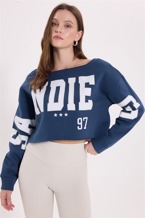 Kadın Oversize Geniş Kesim Kayık Yaka Baskılı İndigo Crop Sweatshirt