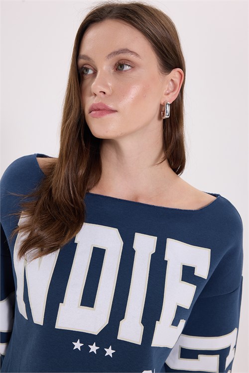 Kadın Oversize Geniş Kesim Kayık Yaka Baskılı İndigo Crop Sweatshirt