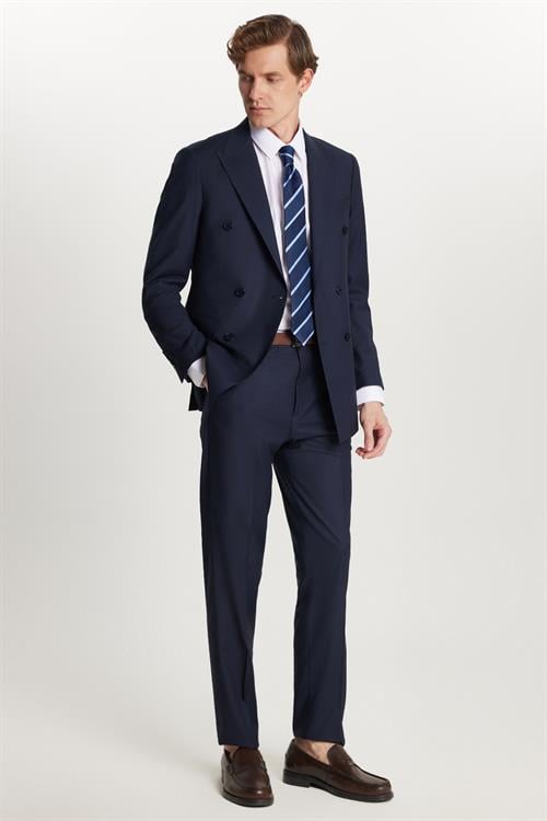 Erkek Slim Fit Lacivert Esnek Likralı Kumaş Sivri Yaka Kapaklı Cepli Kruvaze Takım Elbise