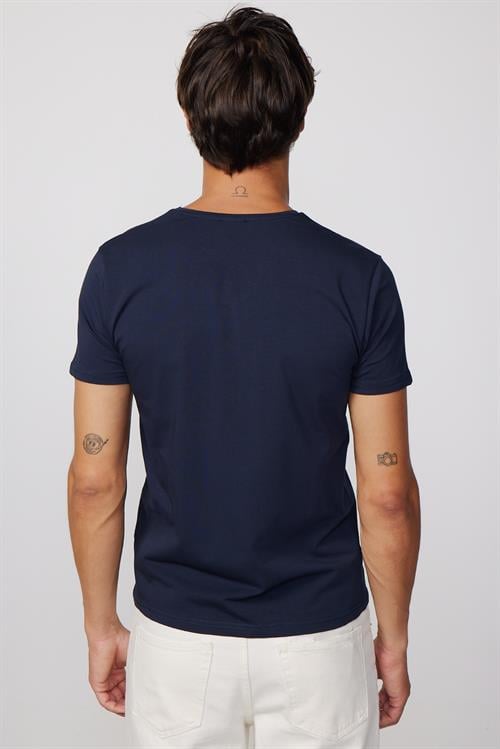 Erkek Slim Fit Dar Kesim Pamuklu Yumuşak Dokulu Likralı Esnek Kumaş Düz Basic Lacivert V Yaka Tişört