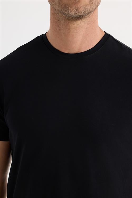 Erkek Slim Fit Dar Kesim Pamuklu Yumuşak Doku Likralı Esnek Kumaş Basic Siyah Bisiklet Yaka Tişört