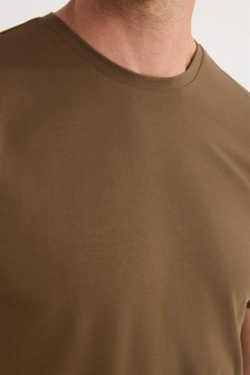 Erkek Slim Fit Dar Kesim Pamuklu Yumuşak Doku Likralı Esnek Kumaş Kahverengi Bisiklet Yaka Tişört
