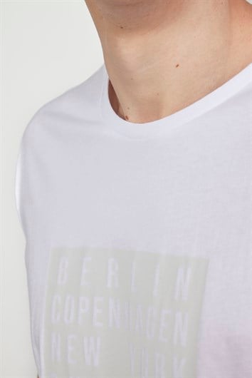 Erkek Slim Fit Dar Kesim %100 Pamuk Yumuşak Dokulu Baskılı Beyaz Bisiklet Yaka Tişört