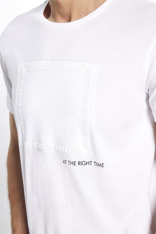 Erkek Slim Fit Dar Kesim %100 Pamuk Yumuşak Dokulu Baskılı Beyaz Bisiklet Yaka Tişört