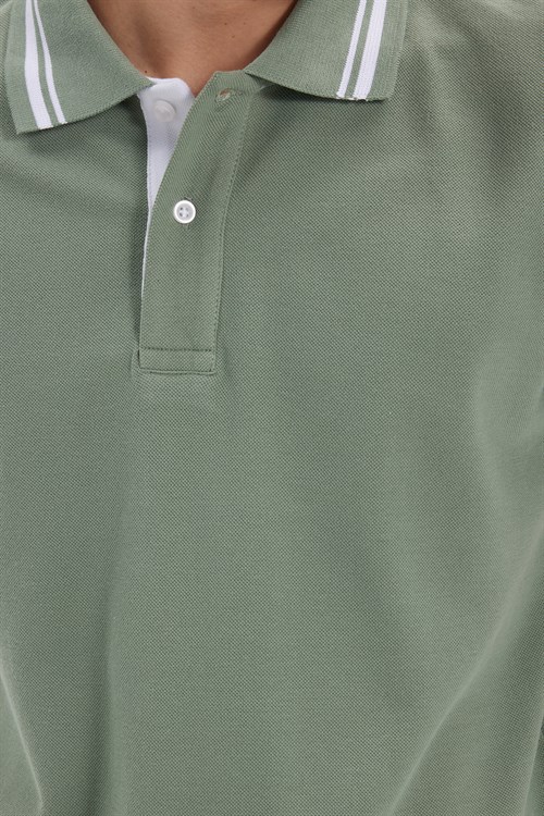 Erkek Slim Fit Dar Kesim %100 Pamuk Düz Pike Yaka ve Kol Detaylı Yeşil Polo Yaka Tişört