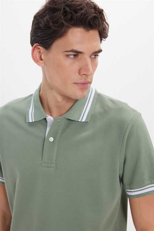 Erkek Slim Fit Dar Kesim %100 Pamuk Düz Pike Yaka ve Kol Detaylı Yeşil Polo Yaka Tişört