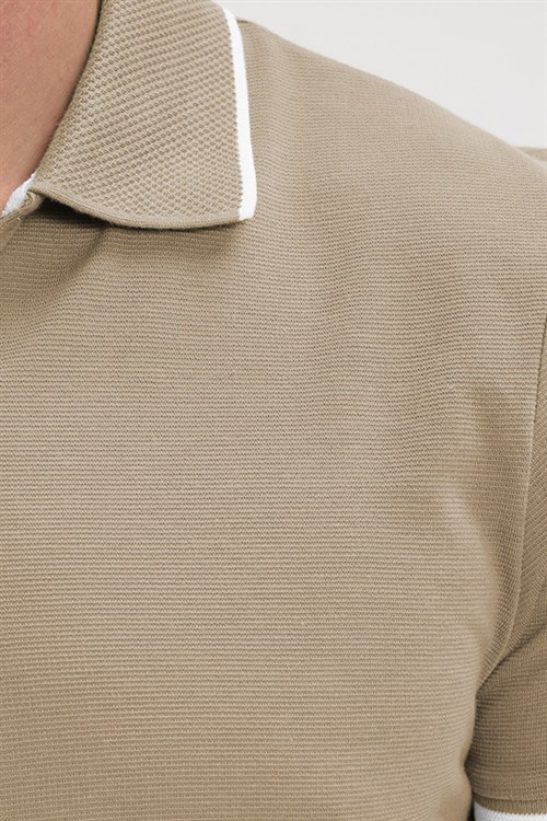 Erkek Slim Fit Dar Kesim %100 Pamuk Jakarlı Düz Yaka ve Kol Detaylı Bej Polo Yaka Tişört