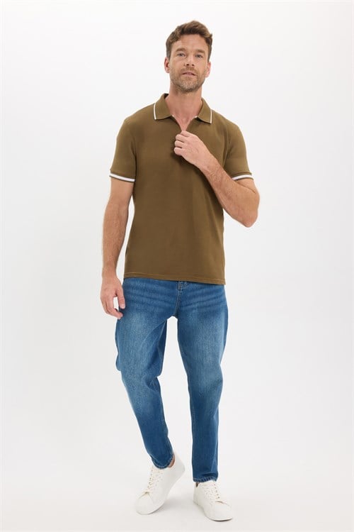 Erkek Slim Fit Dar Kesim %100 Pamuk Jakarlı Düz Yaka ve Kol Detaylı Kahverengi Polo Yaka Tişört