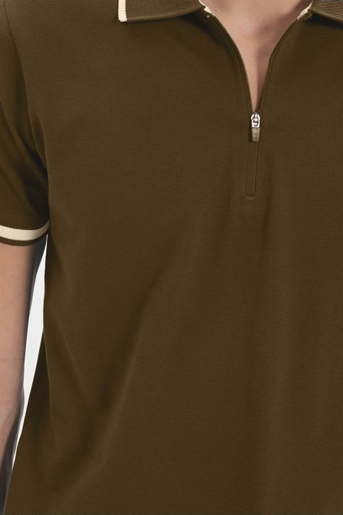 Erkek Slim Fit Dar Kesim %100 Pamuk Jakarlı Düz Yaka ve Kol Detaylı Kahverengi Polo Yaka Tişört