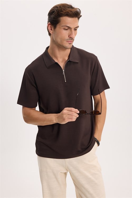 Erkek Regular Fit Rahat Kesim Ekstra Soft Modal Kumaş Kısa Kollu Yarım Fermuarlı Kahverengi Polo Yaka Tişört