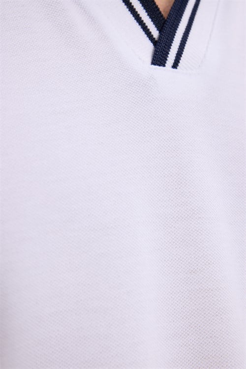 Erkek Slim Fit Dar Kesim %100 Pamuklu Çizgili Detaylı V Yaka Beyaz Polo Yaka Tişört