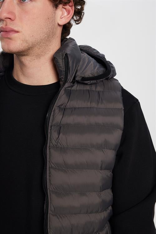 Erkek Slim Fit Dar Kesim Rüzgar Geçirmez Cepli Antrasit Çıkabilir Kapüşonlu Sıcak Tutan Şişme Yelek