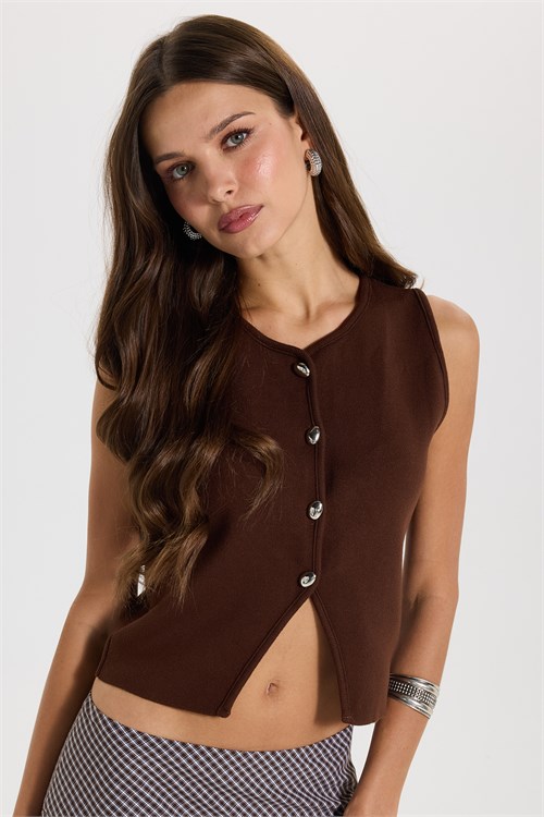 Kadın Slim Fit Dar Kesim Metal Düğmeli Önü Yırtmaçlı Kahverengi Crop Triko Yelek