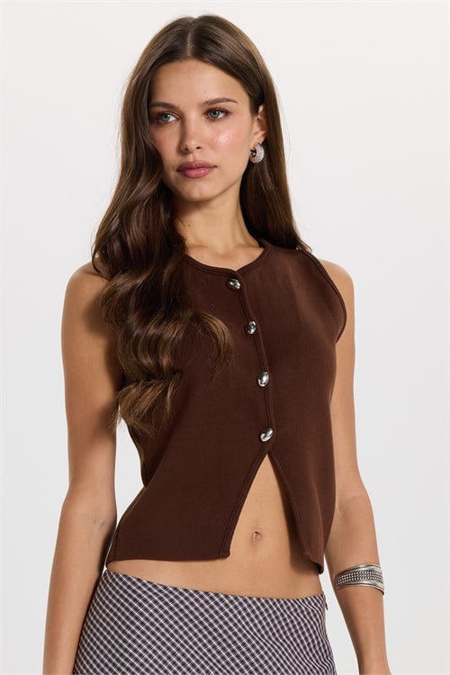 Kadın Slim Fit Dar Kesim Metal Düğmeli Önü Yırtmaçlı Kahverengi Crop Triko Yelek