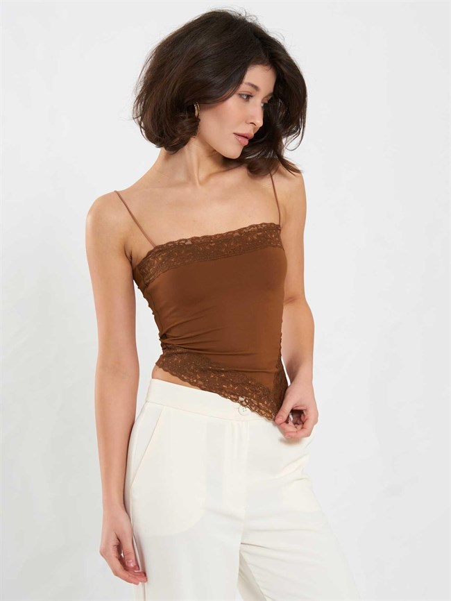 Askılı Asimetrik Dantel Detaylı Bluz 071904 Açık Kahve