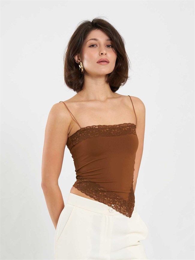 Askılı Asimetrik Dantel Detaylı Bluz 071904 Açık Kahve