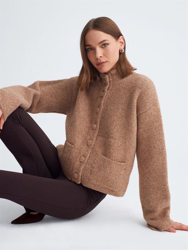 Dik Yaka Düğmeli Hırka 60995 Koyu Bej