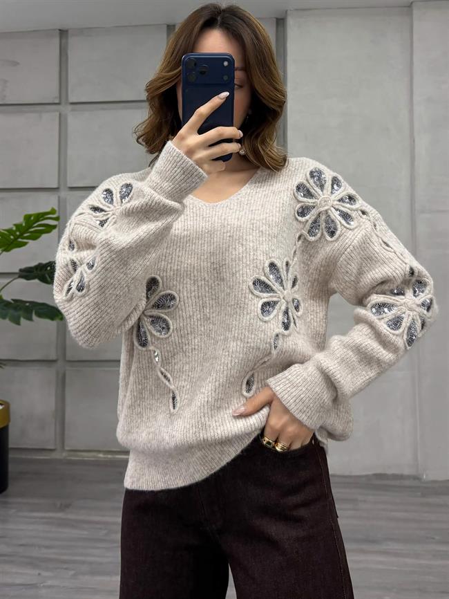 Pullu Çiçek İşlemeli V Yaka Kazak 7718 Bej