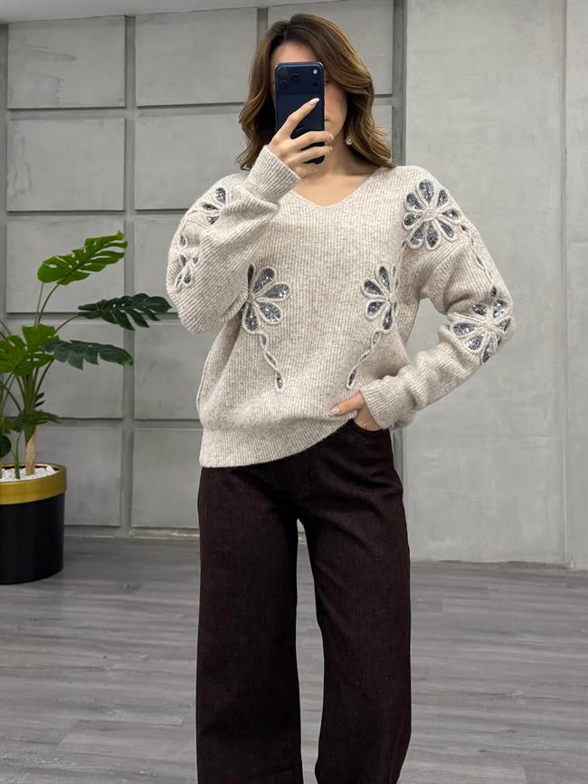 Pullu Çiçek İşlemeli V Yaka Kazak 7718 Bej