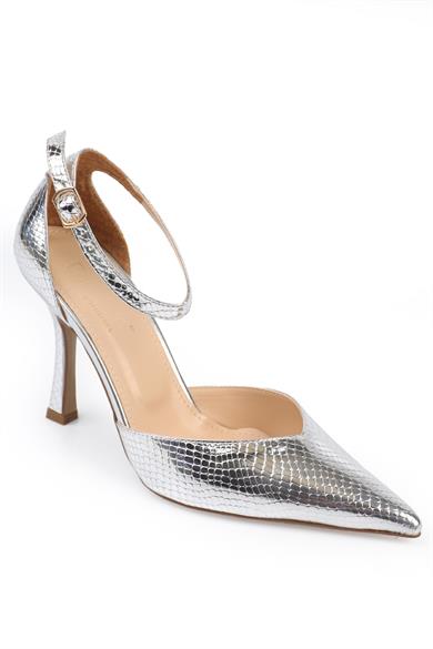 Capone Gümüş Sivri Burunlu V Dekolteli Bilekten Bantlı Metal Kadın Ayakkabı