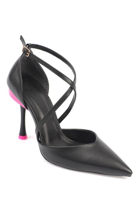 Capone Siyah Sivri Burunlu Çapraz Bantlı Topuk Renk Detaylı Kadın Ayakkabı