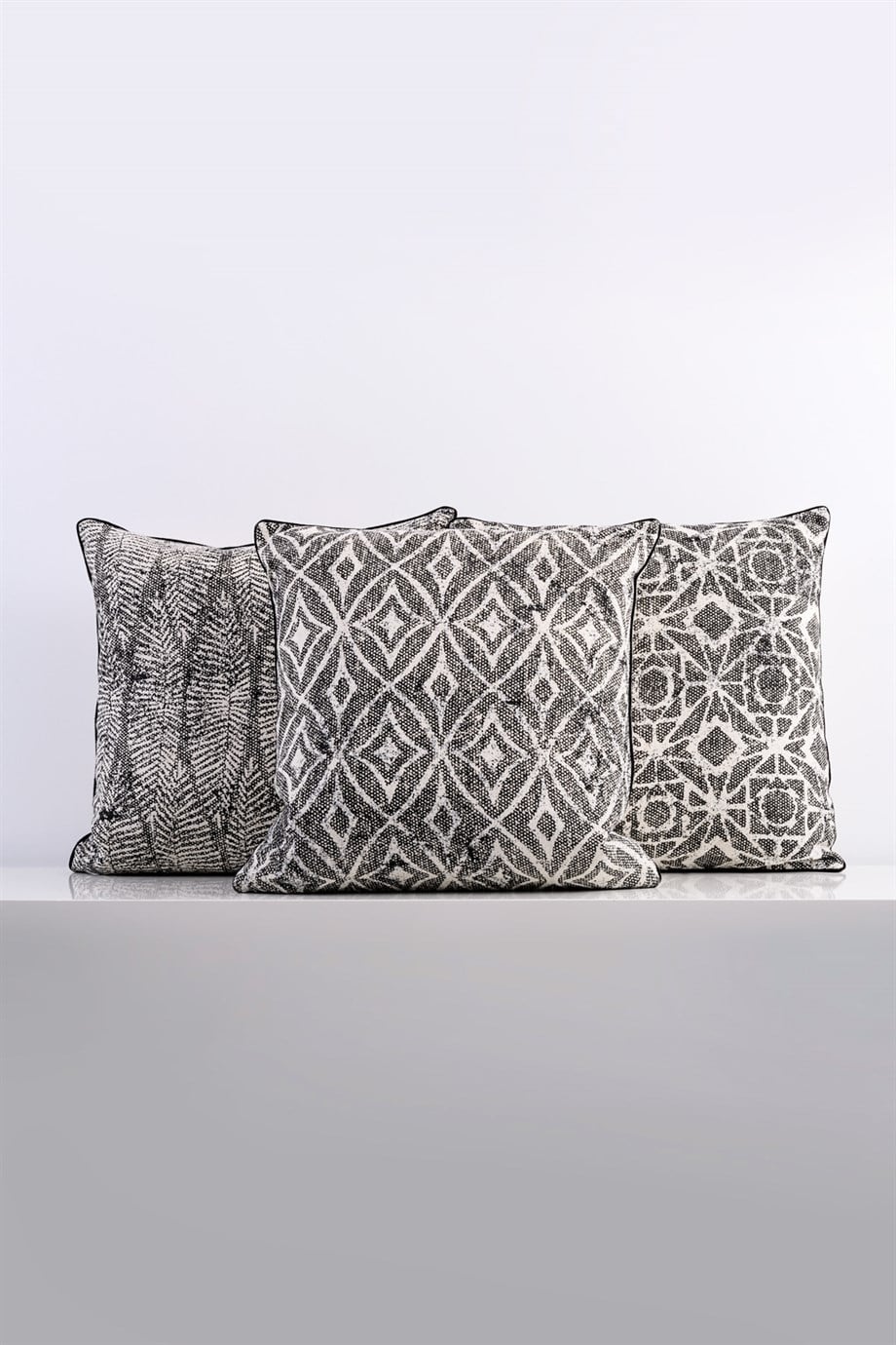 Global Etnik Bej Siyah Etnik Desen Baskılı Arkası Düz Keten 45x45 cm Kare Kırlent Kılıfı