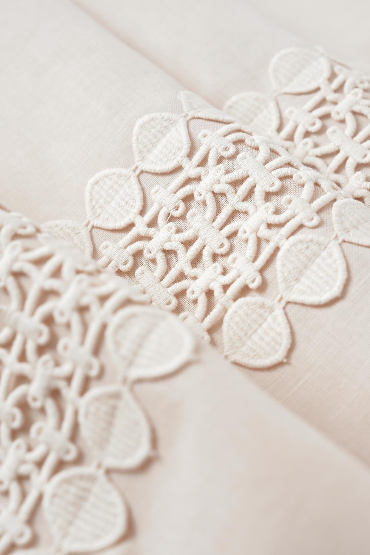 Dantel Detaylı Krem Masa Bandı