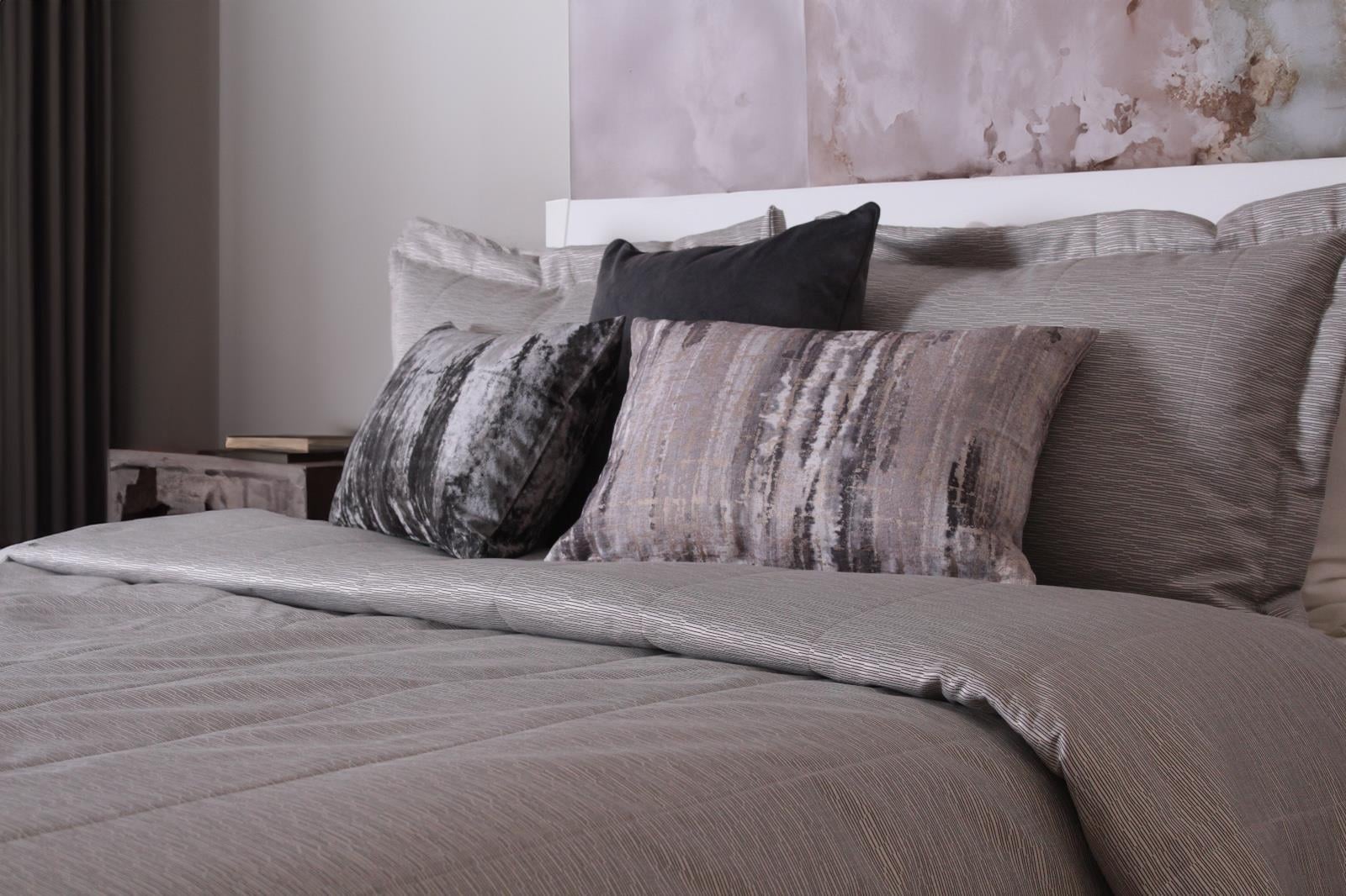 Gri Çizgi Desenli Kapitoneli Çift Kişilik 260x260 cm Yatak Örtüsü