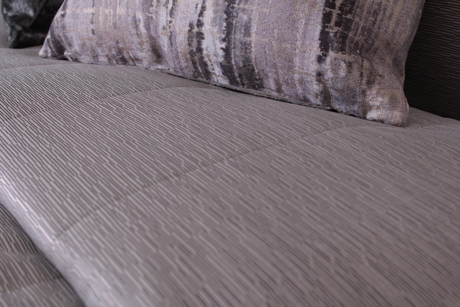 Gri Çizgi Desenli Kapitoneli Çift Kişilik 260x260 cm Yatak Örtüsü