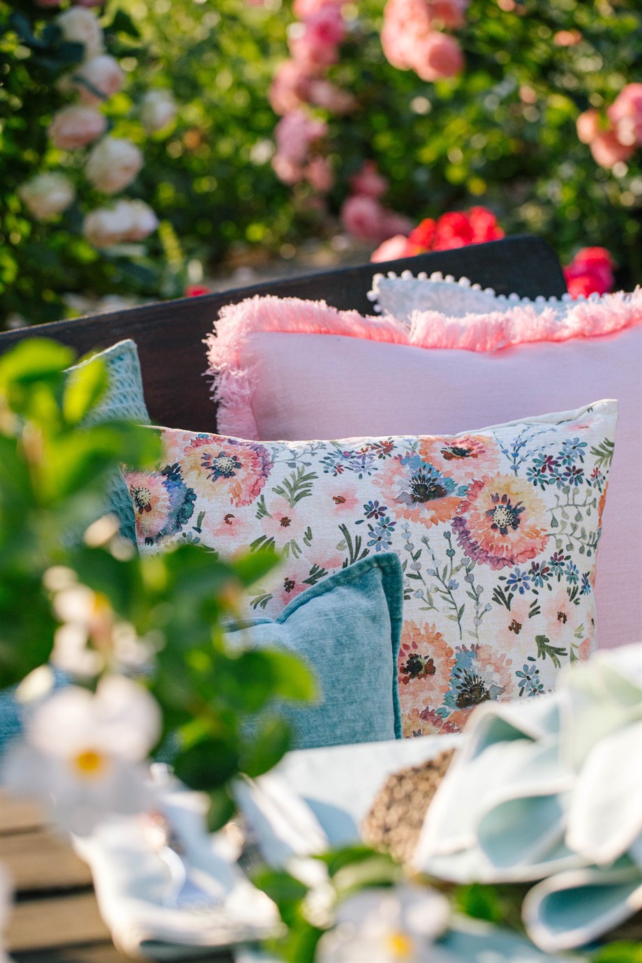 Romantic Flower Somon Çiçek Baskılı 45x45 cm Kare Kırlent Kılıfı