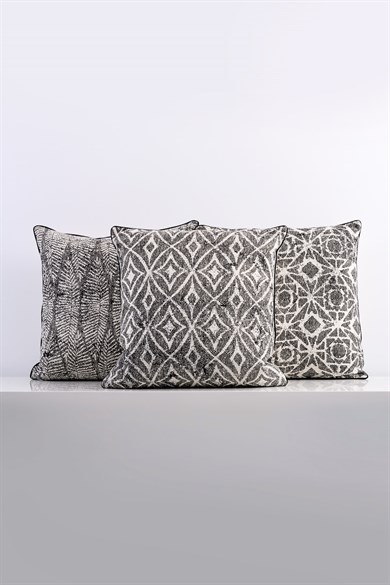 Global Etnik Bej Siyah Etnik Desen Baskılı Arkası Düz Keten 45x45 cm Kare Kırlent Kılıfı