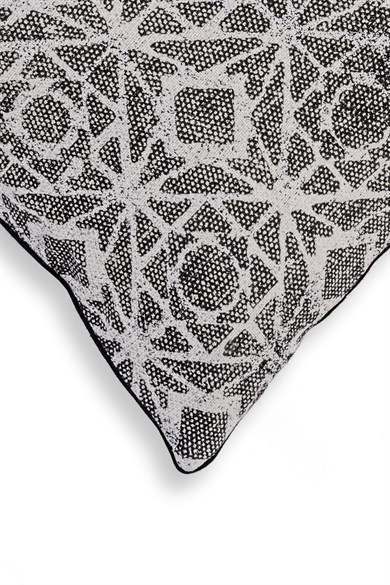 Global Etnik Bej Siyah Etnik Desen Baskılı Arkası Düz Keten 45x45 cm Kare Kırlent Kılıfı