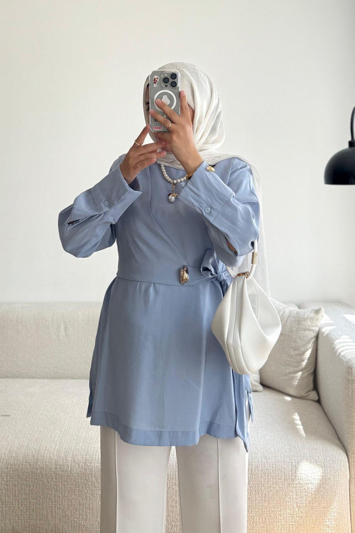 BEBE MAVİ BROŞ DETAYLI GÖMLEK